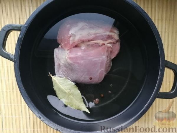 Слоёный салат с говядиной, сыром, яйцами и маринованным луком