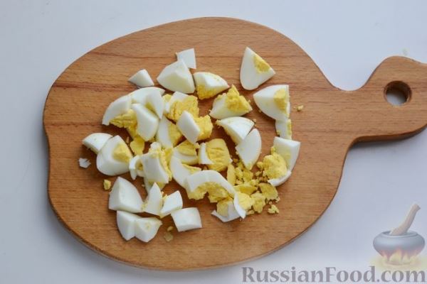 Салат с картофелем, сельдью, яйцами и горчичной заправкой