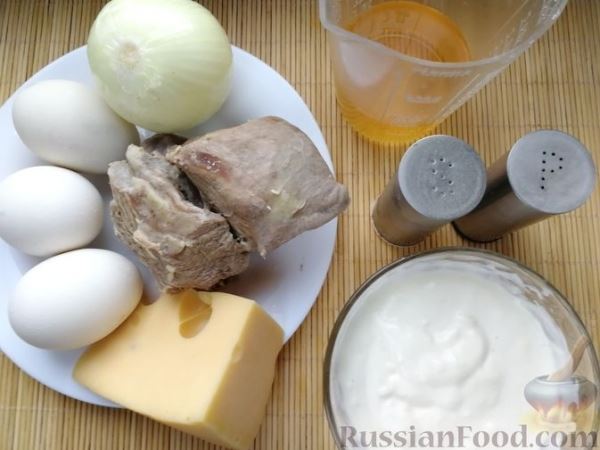 Слоёный салат с говядиной, сыром, яйцами и маринованным луком