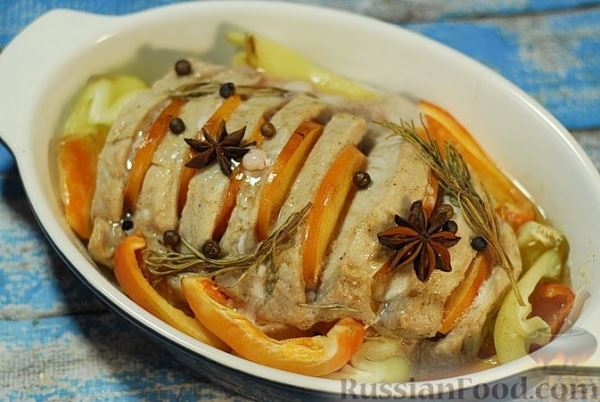 Свинина, запечённая с хурмой и болгарским перцем в пряной масляно-медовой глазури