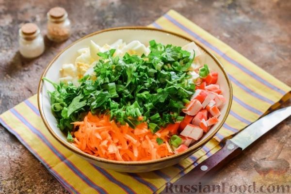 Салат с крабовыми палочками, плавленым сыром и морковью