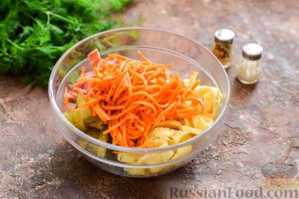 Салат с ветчиной, морковью по-корейски, маринованными огурцами и яичными блинчиками