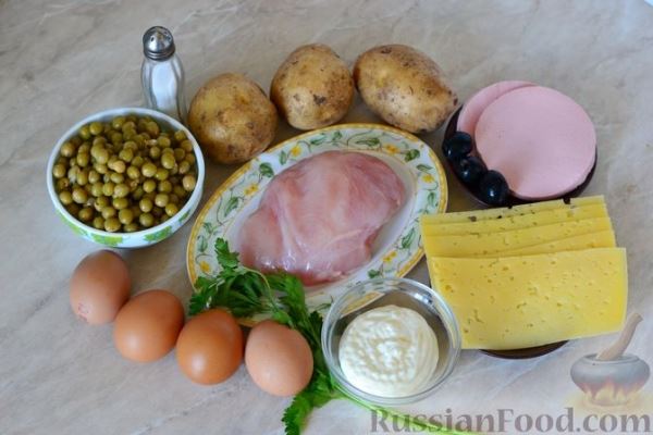 Слоёный салат с курицей, картофелем, сыром и консервированным зелёным горошком