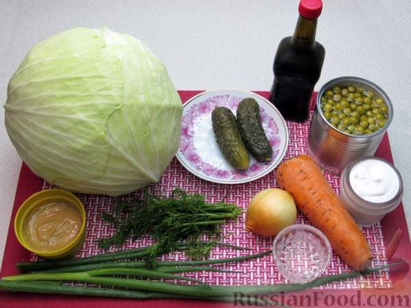 Салат с капустой, морковью, маринованными огурцами и зелёным горошком