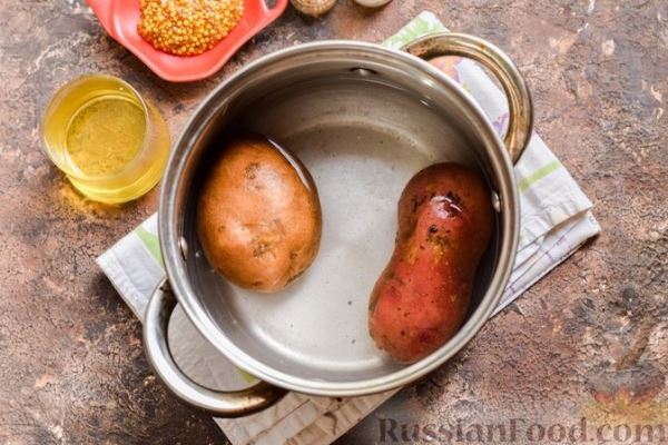 Картофельный салат с маринованными огурцами, луком и горчичной заправкой