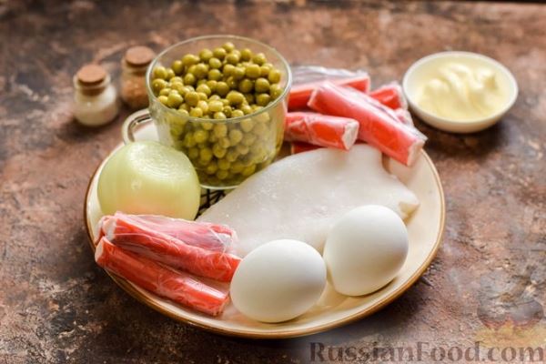 Салат с крабовыми палочками, кальмарами, зелёным горошком и яйцами
