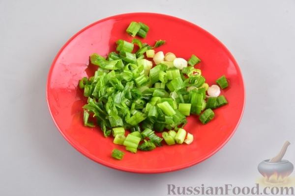 Салат с картофелем, беконом, сыром и зелёным луком