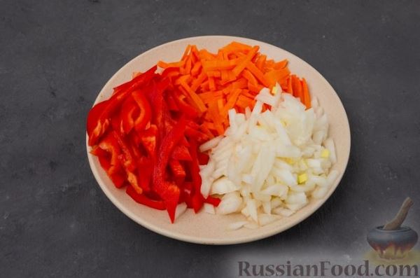 Ячневая каша с курицей, болгарским перцем и морковью