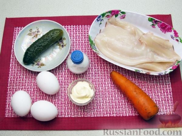 Салат с кальмарами, солёными огурцами, морковью и яйцами