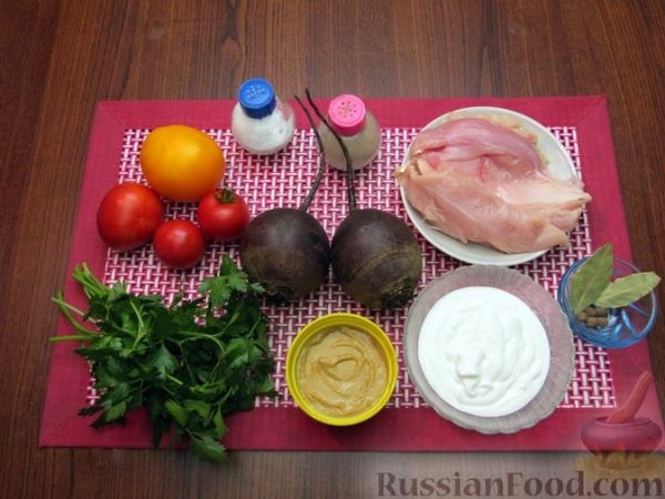 Салат с курицей, свёклой, помидорами и сметанно-горчичной заправкой