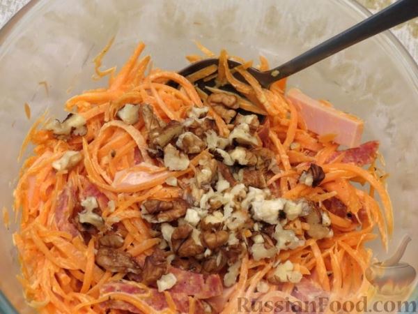 Салат из моркови с колбасой, грецкими орехами и сухариками