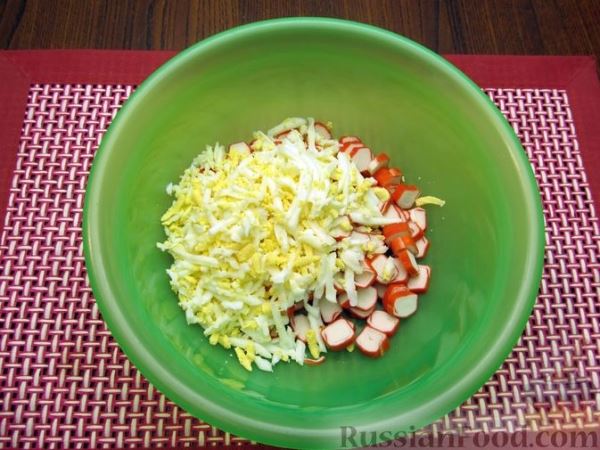 Салат со свёклой, крабовыми палочками и сыром
