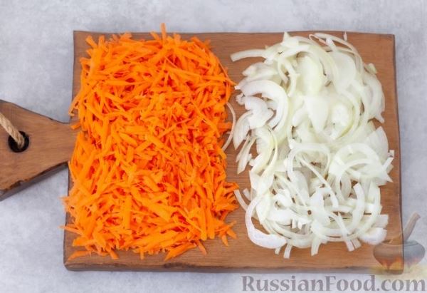 Мясной салат с морковью, зелёным горошком и маринованным луком