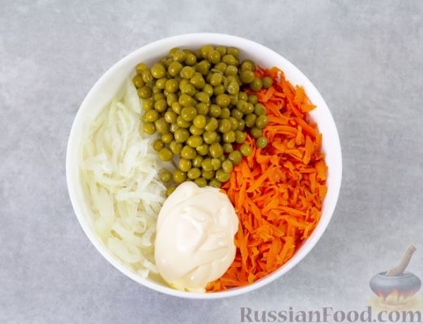 Мясной салат с морковью, зелёным горошком и маринованным луком