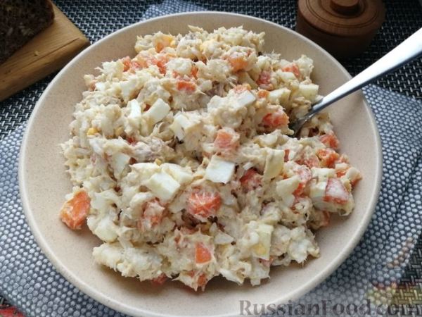 Салат с копчёной скумбрией, рисом, морковью и яйцами