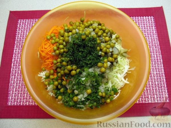 Салат с капустой, морковью, маринованными огурцами и зелёным горошком
