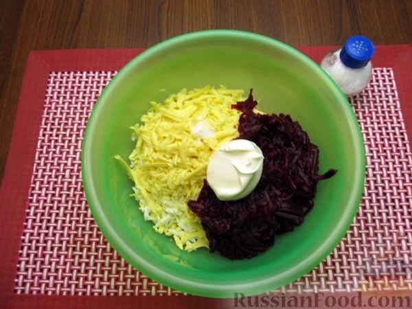 Салат со свёклой, крабовыми палочками и сыром