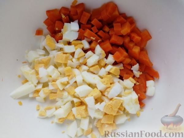 Салат с копчёной скумбрией, рисом, морковью и яйцами