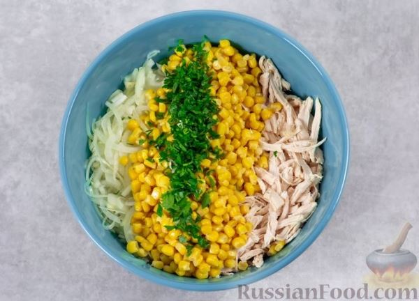 Салат с курицей, капустой и кукурузой