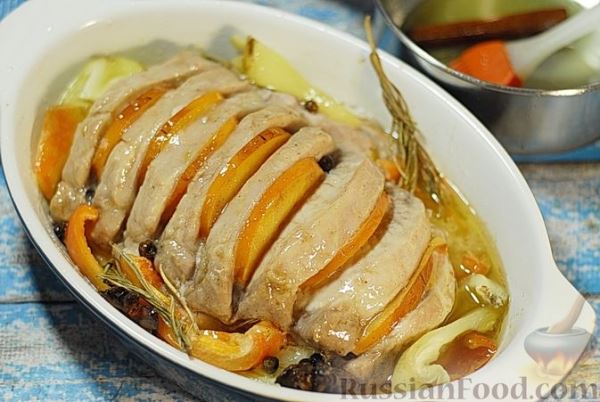Свинина, запечённая с хурмой и болгарским перцем в пряной масляно-медовой глазури