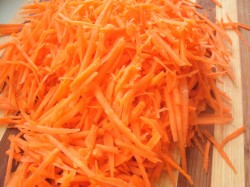 Суточная капуста с морковью и чесноком