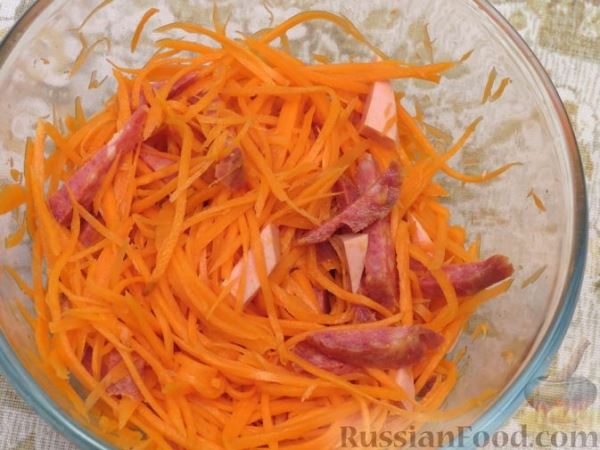 Салат из моркови с колбасой, грецкими орехами и сухариками
