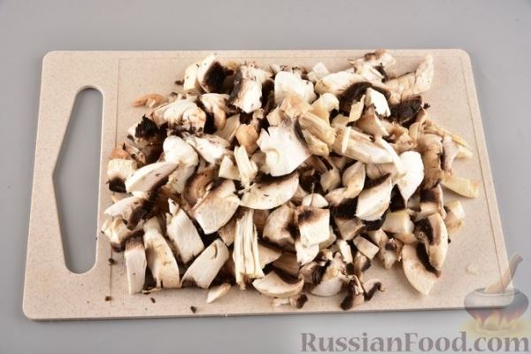 Мясные котлеты с болгарским перцем, запечённые в грибном соусе