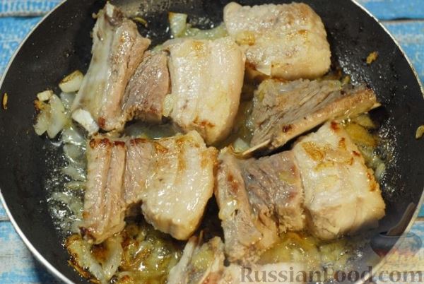 Свиные рёбрышки, запечённые с фасолью и хлебом (кассуле)